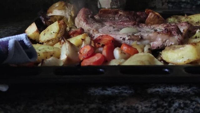 Fotografia que nos muestra la preparacion y cocion de carne al horno.