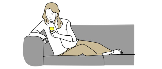 ソファでスマホ操作する女性
