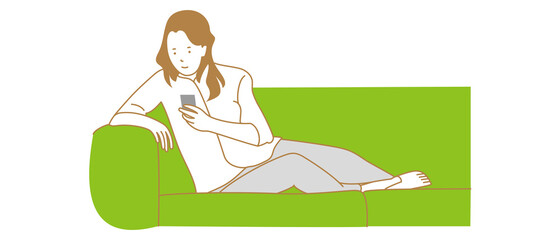 ソファでスマホ操作する女性
