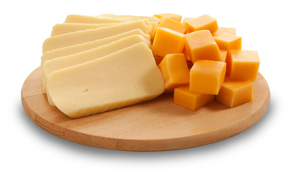 Fatias de queijo mussarela e cubos de queijo cheddar em t&aacute;bua de madeira sobre fundo branco para recorte.