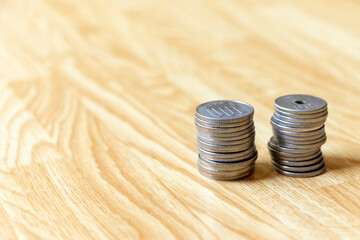 机の上に積み上げられた百円玉と五十円玉