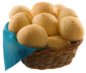 cesta de pão de queijo em cesta de vime sob tecido azul no fundo branco para recorte.