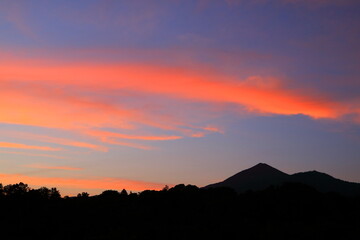 北海道　夕焼け空とニセコアンヌプリ