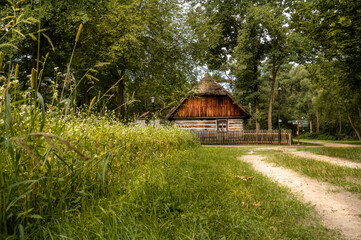 Stara polska wieś. Chaty pokryte strzechą. Wiejskie klimaty.