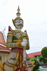 Wat Arun gate entrance There will be a giant, the famous temple, standing guard. A white giant named "Sahasadech", is a Chinese art giant.
