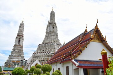 Fototapeta premium Phra Prang at Wat Arun, Beautiful tourist attraction in Bangkok, THAILAND. Regarded as the most elegant and outstanding art Constructed by skilled craftsmen.