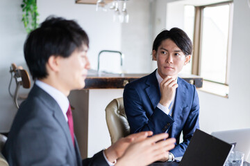 ミーティングをする2人のビジネスマン