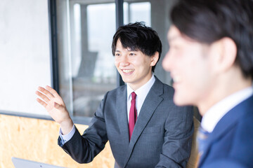 ミーティングをする2人のビジネスマン