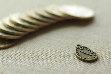 お金と時計の小物（時給、アルバイト、パート、派遣のイメージ素材）