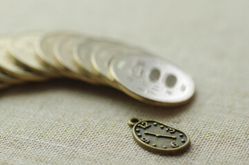 お金と時計の小物（時給、アルバイト、パート、派遣のイメージ素材）