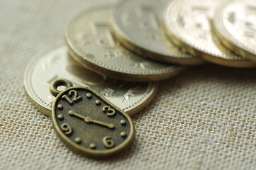 お金と時計の小物（時給、アルバイト、パート、派遣のイメージ素材）