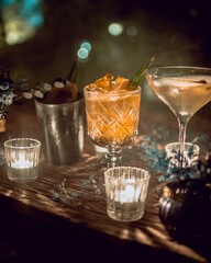 copas y coctelería con velas en la noche decorando