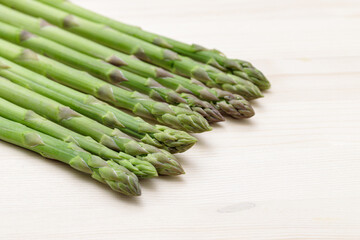 板の上のアスパラガス