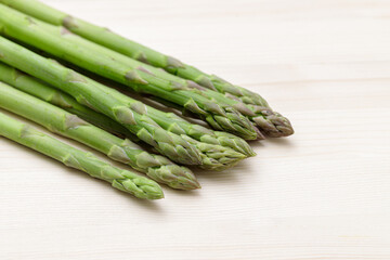 板の上のアスパラガス