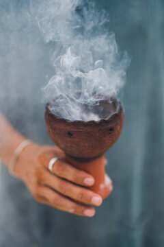 copal encendido en una copalera sostenido por la mano de un hombre