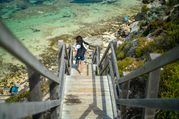 クオッカで有名なオーストラリア・パースのロットネスト島を観光している風景 A view of sightseeing on Rottnest Island in Perth, Australia, famous for its quokka.