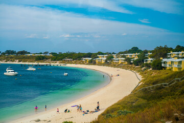 Fototapeta na wymiar クオッカで有名なオーストラリア・パースのロットネスト島を観光している風景 A view of sightseeing on Rottnest Island in Perth, Australia, famous for its quokka.