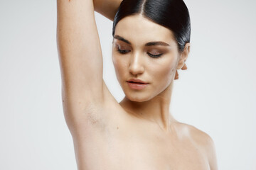 Naklejka premium pretty brunette naked shoulders clear skin cosmetology