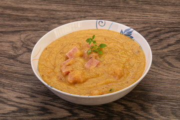 Peas cream soup with smoked ribs