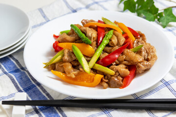 豚肉とアスパラガスとパプリカの炒め物