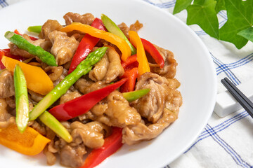豚肉とアスパラガスとパプリカの炒め物