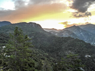 Coucher de soleil sur les gorges du Verdon dans les pré Alpes du Sud