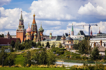 Obraz premium view of the Moscow Kremlin and St. Basil's Cathedral from Zaryadye Park