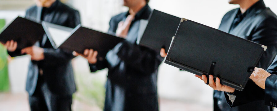 Panorama von Menschen die im Chor singen und halten ihre Noten, Notenmappen in den H&auml;nden