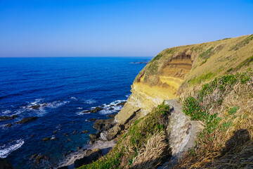 Fototapeta na wymiar 海に向かって城ヶ島の崖を下る道