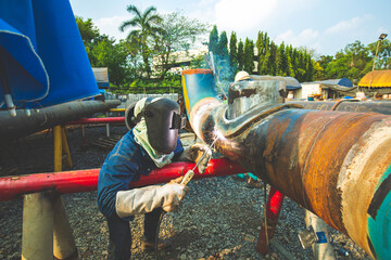Welding male worker metal is part in machinery nozzle pipeline construction