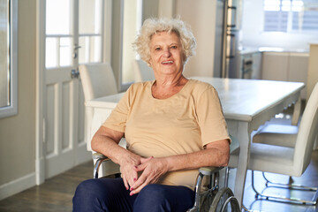 Zufriedene Seniorin im Rollstuhl nach einem Schlaganfall