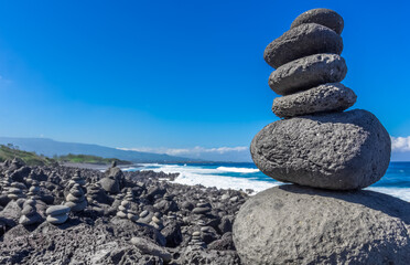 Galets superposés, côte rocheuse, île de la Réunion 