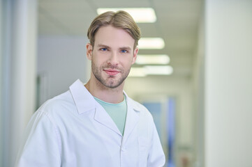 Obraz premium Tranquil attractive doctor posing for the camera in the workplace