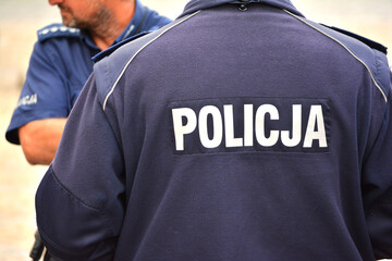 Dzielnicowy polskiej policji podczas służby w mieście  © FotoDax