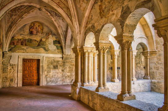 Arte y arquitectura del claustro monasterio de Santa Mar&iacute;a de Valbuena en la provincia de Valladolid, Espa&ntilde;a