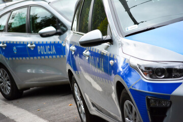 Polska policja podczas służby w mieście 