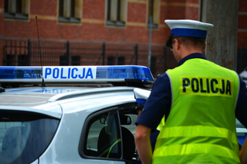 Dzielnicowy polskiej policji podczas służby w mieście  © FotoDax