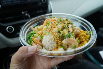 車内で食べるランチ