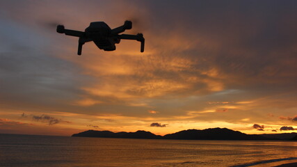 『ドローンのシルエット』マジックアワーの夕日と海！