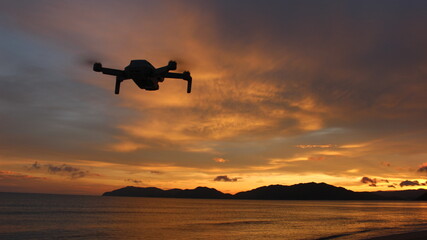 『ドローンのシルエット』マジックアワーの夕日と海！