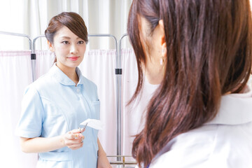 医師の補佐をする看護師