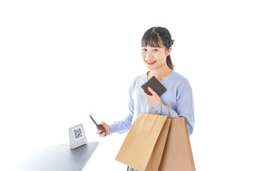 QRコード決済をする若い女性