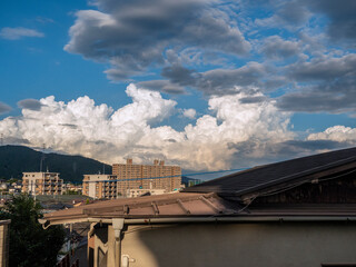 夏の青空と都市風景