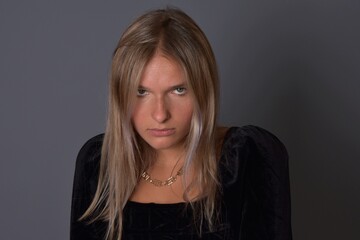 Obraz premium Regard sombre d’une femme 