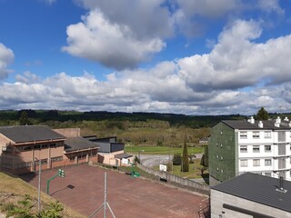 Fototapeta premium Cancha deportiva del centro de Formación Profesional Lois Peña Novo en Vilalba, Galicia