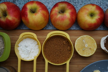 Zutaten für veganen glutenfreien Apfelkuchen mit Streuseln