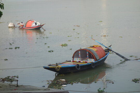 Barques sur le Gange
