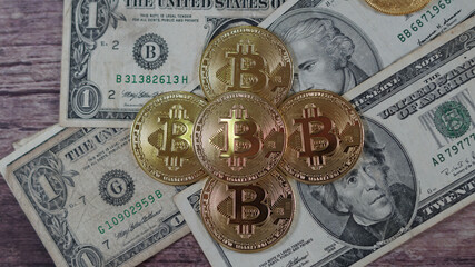 Concepto de monedas de Bitcoin sobre manto de dólares americanos y apariencia de oro