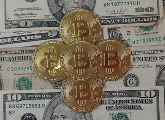 Concepto de monedas de Bitcoin sobre manto de dólares americanos y apariencia de oro