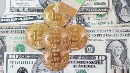 Concepto de monedas de Bitcoin sobre manto de dólares americanos y apariencia de oro